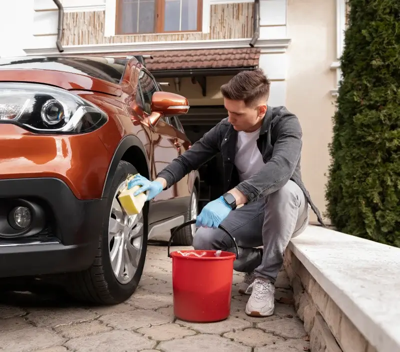 Lavage auto à domicile Saint-Gilles-les-Forêts : professionnel intervenant sur un véhicule
